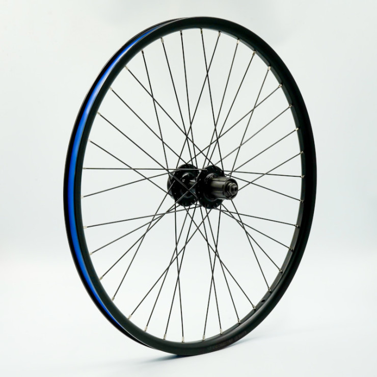 Roue 24" AV, jante alu double paroi noire, disc 6 trous, QR10