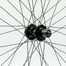 Roue 24" AV, jante alu double paroi noire, disc 6 trous, QR10